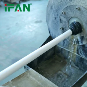 Introduction : une innovation durable pour les réseaux modernes Les tubes en aluminium-plastique, également appelés tuyaux multicouches, sont devenus une référence incontournable dans le domaine de la plomberie moderne. Grâce à leur structure composite ingénieuse, ils combinent les avantages du plastique et du métal pour offrir une solution fiable, durable et économique. Utilisés aussi bien dans les installations d’eau potable, de chauffage ou d’air comprimé, ces tubes assurent une performance optimale tout en simplifiant la pose et l’entretien. Une structure composite à haute performance Le secret de l’efficacité du tube aluminium-plastique réside dans sa conception multicouche. Il est composé de trois à cinq couches superposées, chacune remplissant un rôle spécifique : Couche intérieure en polyéthylène réticulé (PE-X) : Elle garantit une résistance à la corrosion et une parfaite compatibilité avec l’eau potable. Couche intermédiaire en aluminium soudé bout à bout ou recouvert en spirale : Cette partie offre la rigidité mécanique, limite la dilatation thermique et empêche la pénétration de l’oxygène. Couche extérieure en plastique (PE ou PEHD) : Elle protège le tube contre les agressions extérieures, les chocs et les rayons UV. Cette combinaison de matériaux permet d’obtenir un tube à la fois léger, solide et parfaitement étanche — une véritable révolution technologique pour la plomberie. Avantages des tubes en aluminium-plastique dans la plomberie 1. Résistance à la corrosion et aux produits chimiques Contrairement aux tuyaux métalliques traditionnels, les tubes multicouches ne rouillent pas et résistent aux dépôts de calcaire, aux agents chimiques et à l’humidité. 2. Stabilité dimensionnelle La présence d’aluminium réduit la dilatation thermique, ce qui empêche les déformations lors des variations de température. Idéal pour les systèmes d’eau chaude et de chauffage au sol. 3. Légèreté et facilité d’installation Grâce à leur flexibilité, les tubes peuvent être courbés à la main sans nécessiter d’outils complexes. Ils se raccordent facilement avec des raccords à compression ou à sertir, ce qui réduit considérablement le temps d’installation. 4. Longévité exceptionnelle Avec une durée de vie estimée à plus de 50 ans, les tuyaux aluminium-plastique assurent un fonctionnement sûr et continu pour toutes les applications domestiques et industrielles.