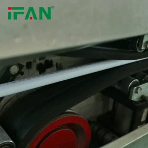 Introduction : une innovation durable pour les réseaux modernes Les tubes en aluminium-plastique, également appelés tuyaux multicouches, sont devenus une référence incontournable dans le domaine de la plomberie moderne. Grâce à leur structure composite ingénieuse, ils combinent les avantages du plastique et du métal pour offrir une solution fiable, durable et économique. Utilisés aussi bien dans les installations d’eau potable, de chauffage ou d’air comprimé, ces tubes assurent une performance optimale tout en simplifiant la pose et l’entretien. Une structure composite à haute performance Le secret de l’efficacité du tube aluminium-plastique réside dans sa conception multicouche. Il est composé de trois à cinq couches superposées, chacune remplissant un rôle spécifique : Couche intérieure en polyéthylène réticulé (PE-X) : Elle garantit une résistance à la corrosion et une parfaite compatibilité avec l’eau potable. Couche intermédiaire en aluminium soudé bout à bout ou recouvert en spirale : Cette partie offre la rigidité mécanique, limite la dilatation thermique et empêche la pénétration de l’oxygène. Couche extérieure en plastique (PE ou PEHD) : Elle protège le tube contre les agressions extérieures, les chocs et les rayons UV. Cette combinaison de matériaux permet d’obtenir un tube à la fois léger, solide et parfaitement étanche — une véritable révolution technologique pour la plomberie. Avantages des tubes en aluminium-plastique dans la plomberie 1. Résistance à la corrosion et aux produits chimiques Contrairement aux tuyaux métalliques traditionnels, les tubes multicouches ne rouillent pas et résistent aux dépôts de calcaire, aux agents chimiques et à l’humidité. 2. Stabilité dimensionnelle La présence d’aluminium réduit la dilatation thermique, ce qui empêche les déformations lors des variations de température. Idéal pour les systèmes d’eau chaude et de chauffage au sol. 3. Légèreté et facilité d’installation Grâce à leur flexibilité, les tubes peuvent être courbés à la main sans nécessiter d’outils complexes. Ils se raccordent facilement avec des raccords à compression ou à sertir, ce qui réduit considérablement le temps d’installation. 4. Longévité exceptionnelle Avec une durée de vie estimée à plus de 50 ans, les tuyaux aluminium-plastique assurent un fonctionnement sûr et continu pour toutes les applications domestiques et industrielles.